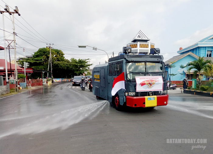 AWC Polres Bintan saat menyiram cairan Disinfektan di Bintan